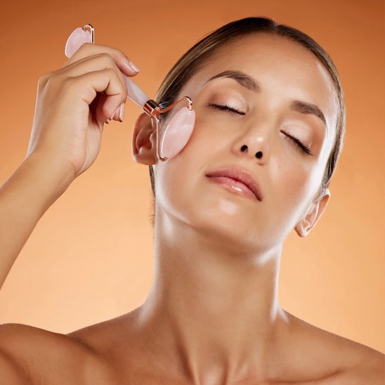 femme avec Gua sha visage rose