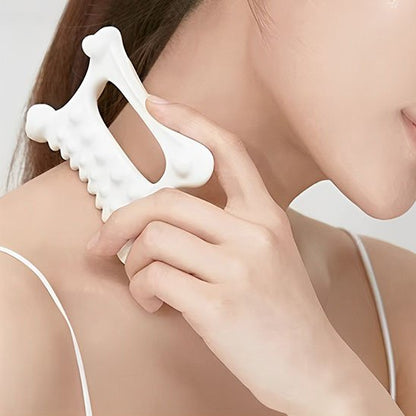 gua sha blanc en resine appliquer sur nuque