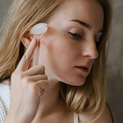 Gua sha visage applique sur joue