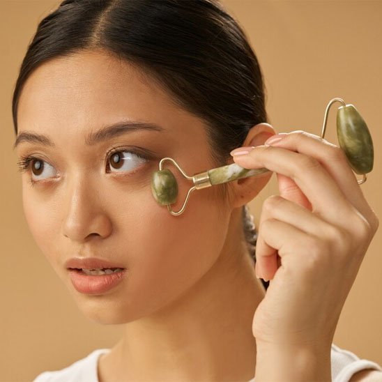 Gua sha visage appliquer sous œil 