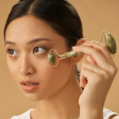 Gua sha visage appliquer sous œil 