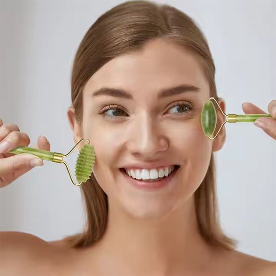 Gua sha visage femme souriante relaxe