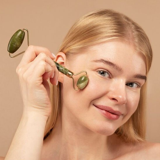 Gua sha visage petit rouleau jade sur visage