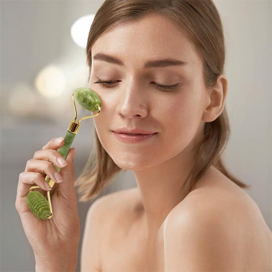 Gua sha visage rouleau jade applique sur visage