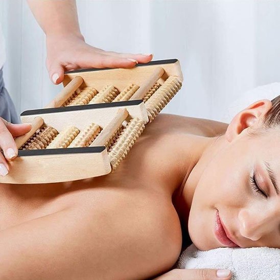 Rouleau de massage en bois appliquer dos