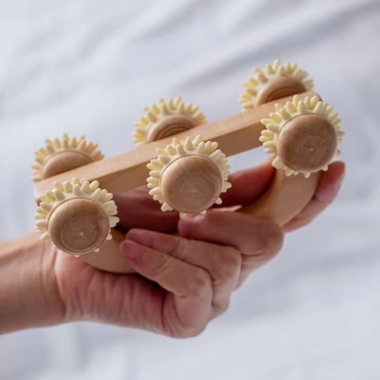 rouleau de massage se tient dans une main